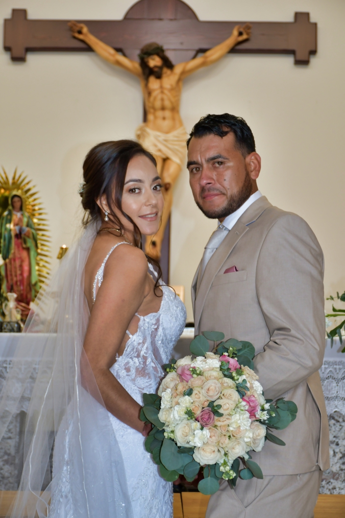 Hermosa novia y dama de honor en boda durante sesion de fotos NV