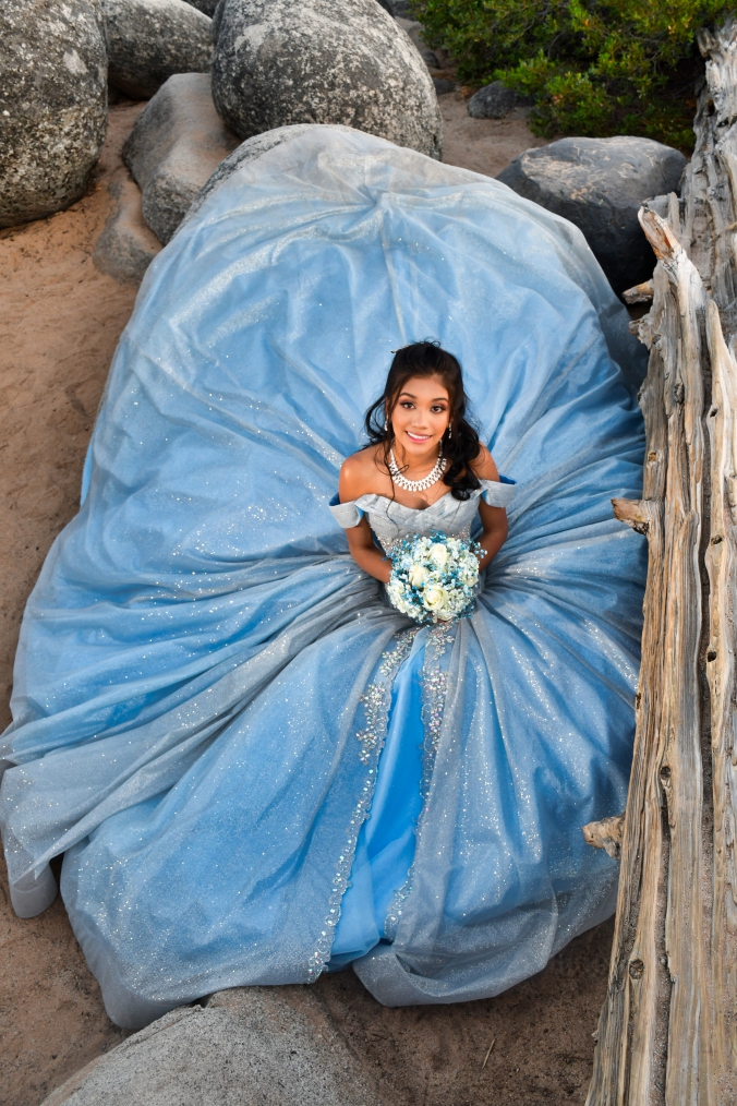 quinceanera de tras de pilar de flores posando para fotografo profesional en Reno, NV 