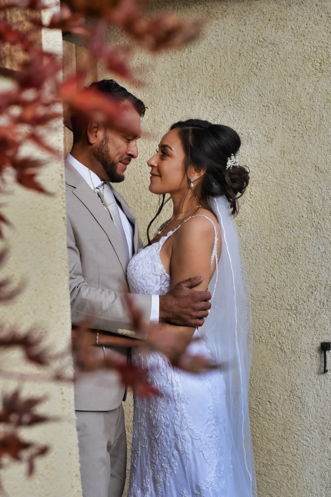 Bella Novia con sus hijas posando para fotografo Reno NV