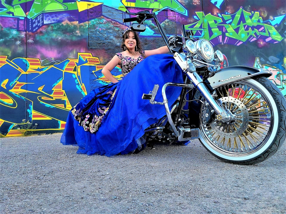 Quinceanera junado con mascada en sesion de fotos