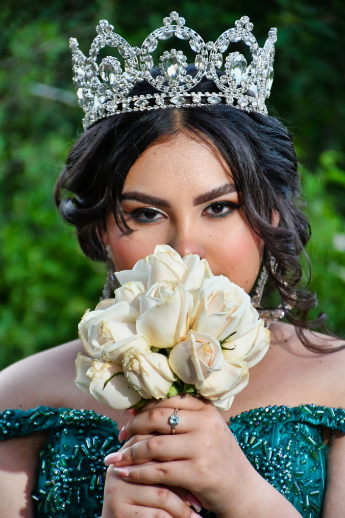 Quinceanera con corona y ramo de flores blancas foto en Reno, NV 