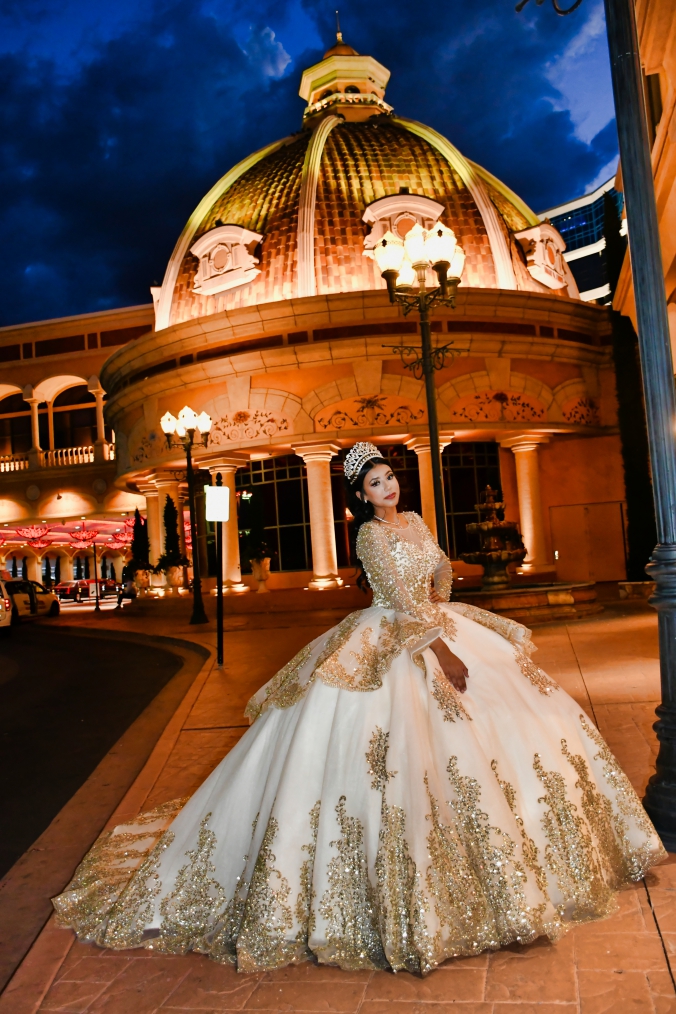 Quinceanera frente a lago en sesion de fotos Reno Nevada
